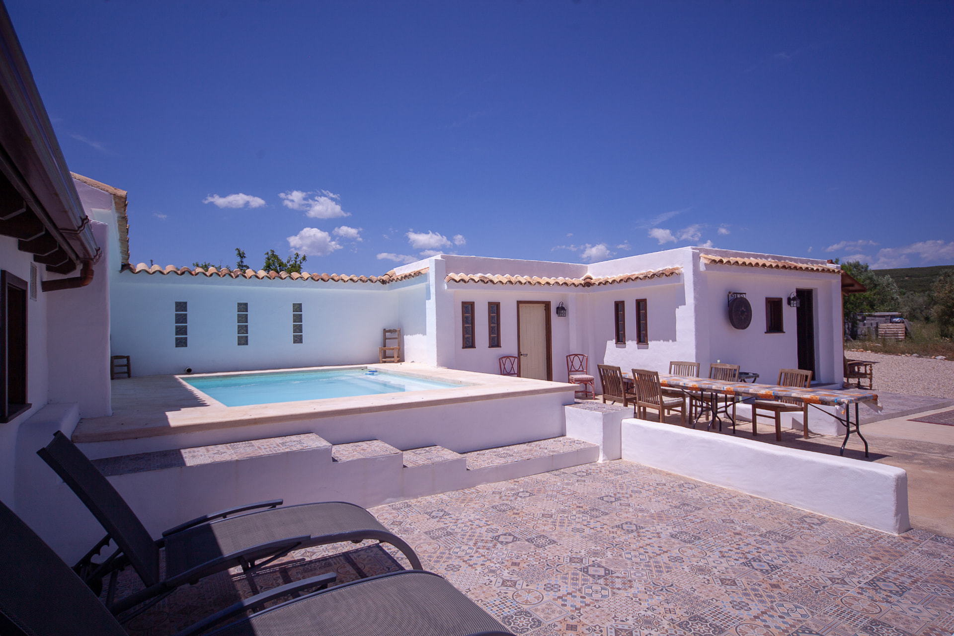 The pool, terrace and dining table at the campo